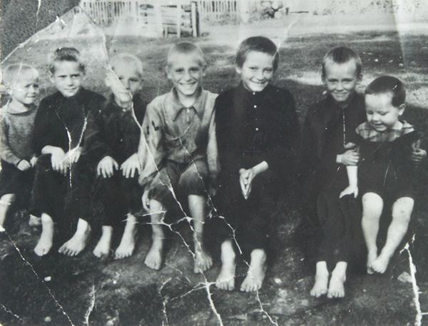 Дети деревни Уляхино 1967-68 гг. (фото Бориса Майорова) в Гусевском районе Владимирской области фото vgv