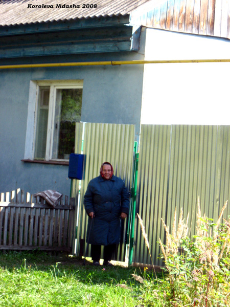 бабушка у своего домика в Камешковском районе Владимирской области фото vgv