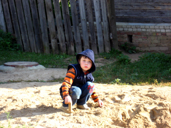 нелегка детская участь: песка много, я один в Камешковском районе Владимирской области фото vgv