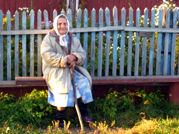 самая добрая бабушка с ул. Победы у своего дома в Камешковском районе Владимирской области фото vgv