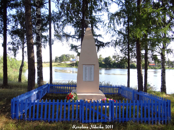 Памятник погибшим в ВОВ в деревне Вакурино в Камешковском районе Владимирской области фото vgv
