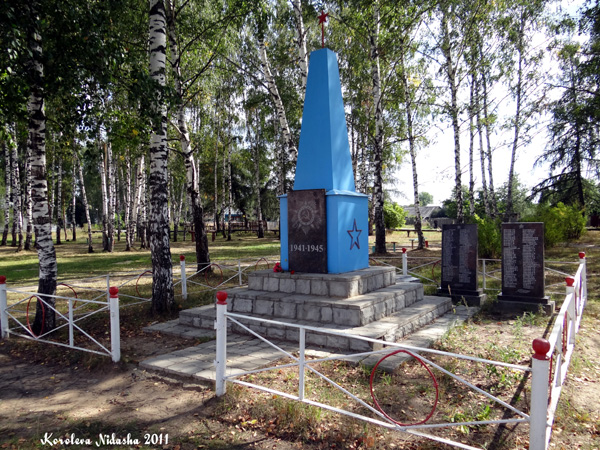 Памятник погибшим в ВОВ в поселке Карла Маркса в Камешковском районе Владимирской области фото vgv