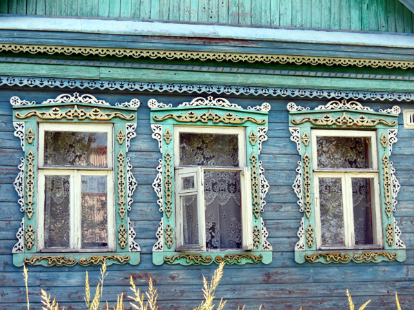 Деревянные резные наличники на Ухтомского 10 в Кольчугинском районе Владимирской области фото vgv