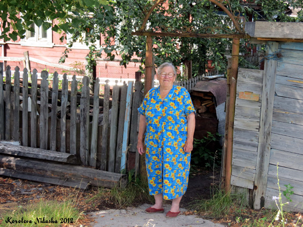 Бабушка у дома в Кольчугинском районе Владимирской области фото vgv