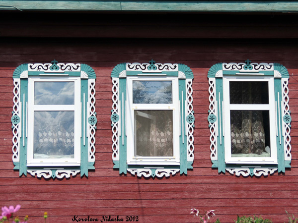 Деревянные резные наличники на Заречной 34 в Кольчугинском районе Владимирской области фото vgv