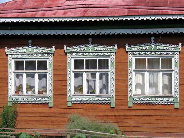 Деревянные резные наличники дома 40 на улице Кабельщиков в Кольчугинском районе Владимирской области фото vgv