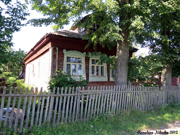 Деревянные резные наличники на Красноармейской 14 в Кольчугинском районе Владимирской области фото vgv