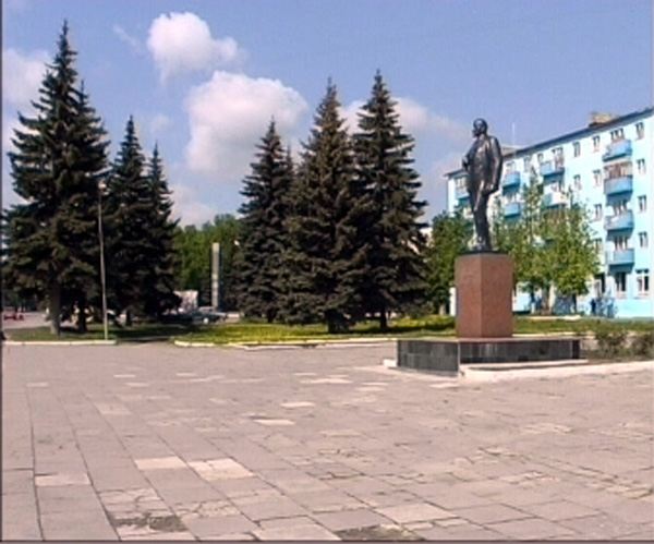 Памятник В.И.Ленину у здания Кольчугинской Администрации в Кольчугинском районе Владимирской области фото vgv