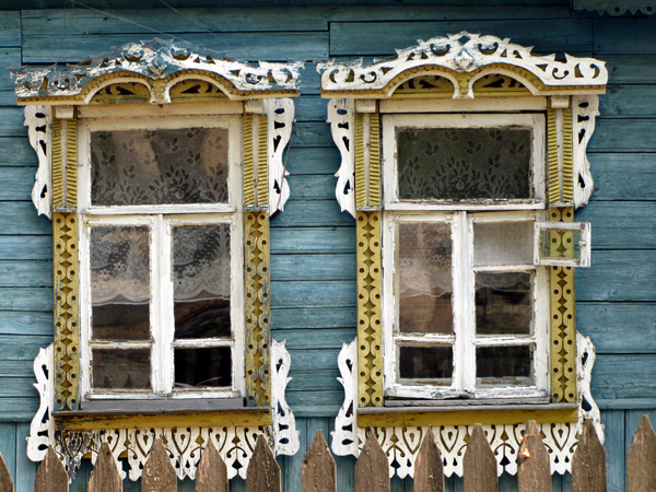 Деревянные наличники дома 49 на улице Мичурина в Ковровском районе Владимирской области фото vgv