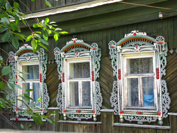 деревянные наличники дома 75 на улице Станиславского в Ковровском районе Владимирской области фото vgv