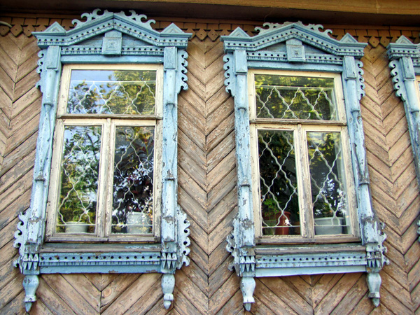 Деревянные резные наличники дома 42 на улице Челюскинцев в Ковровском районе Владимирской области фото vgv