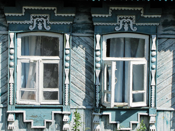 Деревянные резные наличники дома 147 на улице Челюскинцев в Ковровском районе Владимирской области фото vgv