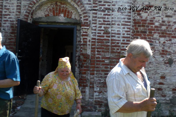 местные жители на ремонте церкви в селе Просеницы 2010 год в Меленковском районе Владимирской области фото vgv