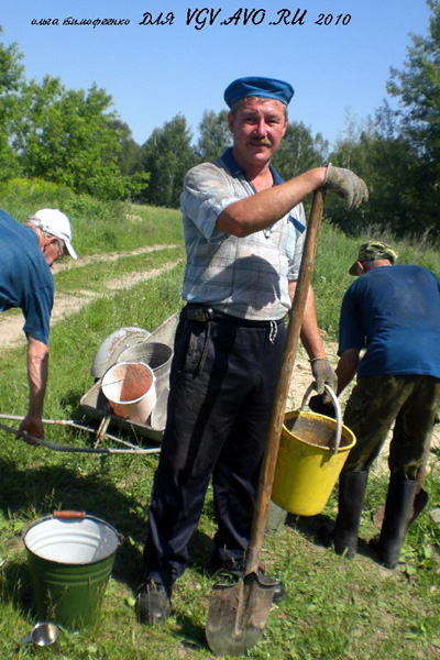 местные жители на ремонте церкви в селе Просеницы 2010 год в Меленковском районе Владимирской области фото vgv