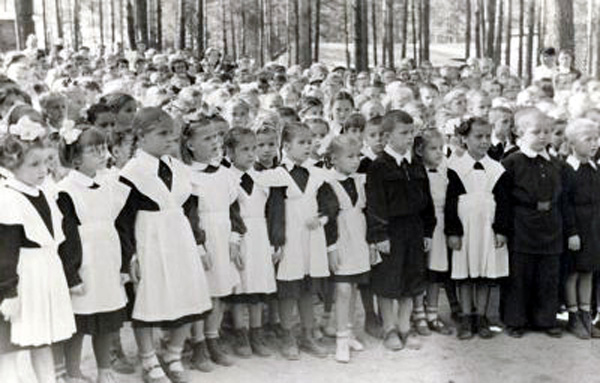 Первая линейка и первокласники в школе 14 1962 г. в Муромском районе Владимирской области фото vgv