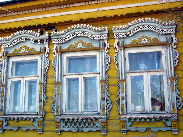 деревянные резные наличники дома 46 на улице 8-го Марта в Собинке в Собинском районе Владимирской области фото vgv