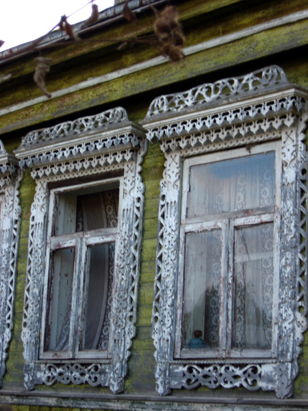 деревянные наличники на Жуковского 6 в Лакинске в Собинском районе Владимирской области фото vgv