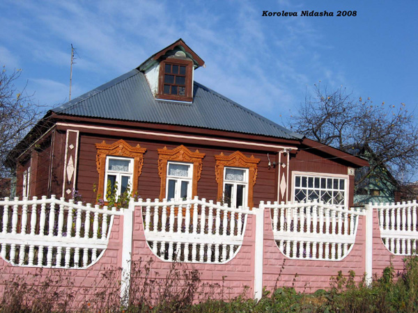 деревянные наличники на Заречной 5 в Лакинске в Собинском районе Владимирской области фото vgv