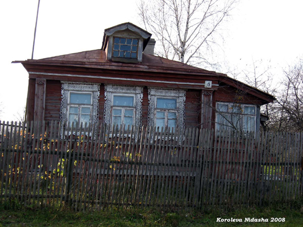 деревянные резные наличники Нарядные на Красноармейской 19 в Лакинске в Собинском районе Владимирской области фото vgv
