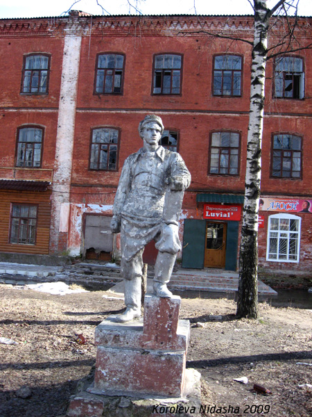 памятник у дома 61 на проспекте Ленина в Лакинске в Собинском районе Владимирской области фото vgv