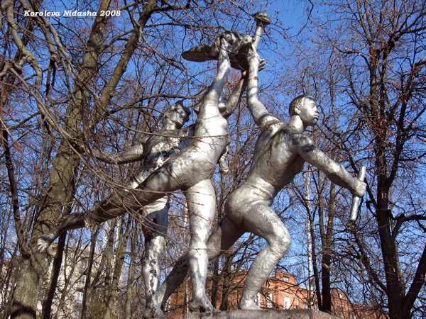 скульптурная группа на проспекте Ленина 13 в Лакинрске в Собинском районе Владимирской области фото vgv