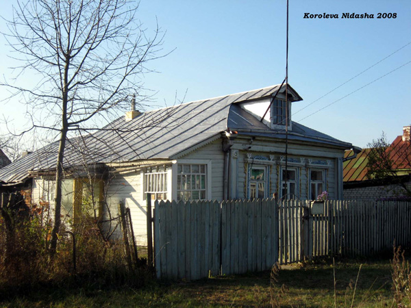 деревянные наличники дома 19 в Октябрьском переулке в Лакинске в Собинском районе Владимирской области фото vgv