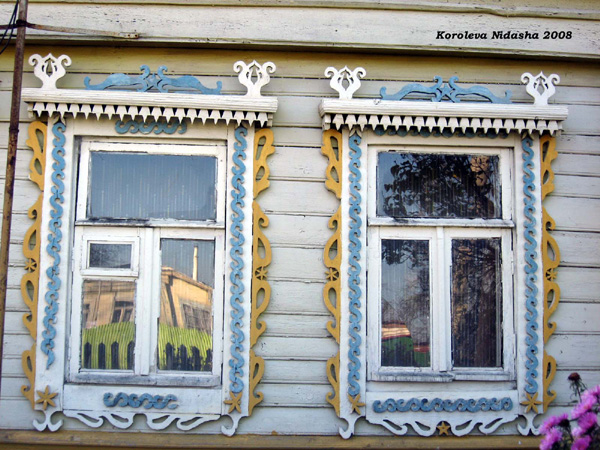 деревянные наличники дома 19 в Октябрьском переулке в Лакинске в Собинском районе Владимирской области фото vgv