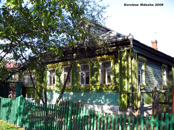 деревянные наличники на доме 6 по Спортивному переулку в Лакинске в Собинском районе Владимирской области фото vgv