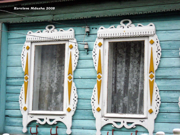 деревянные резные наличники на Суворова 17 в Лакинске в Собинском районе Владимирской области фото vgv