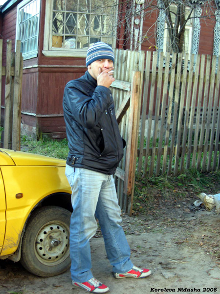 Александр Пономарев у своего дома на Горького 17 в Лакинске в Собинском районе Владимирской области фото vgv