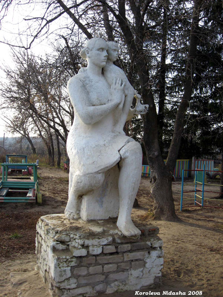 скульптуры во дворе детсада Ласточка в Собинском районе Владимирской области фото vgv