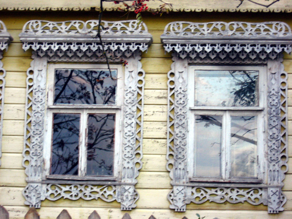 деревянные резные наличники на Горького 47 в Лакинске в Собинском районе Владимирской области фото vgv