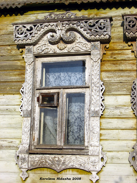 деревянные резные наличники на Дзержинского 20 в Лакинске в Собинском районе Владимирской области фото vgv