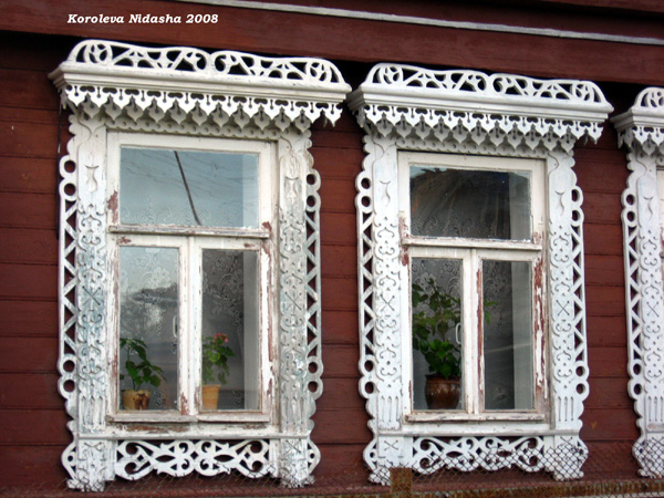 деревянные наличники на Дзержинского 37 в Лакинске в Собинском районе Владимирской области фото vgv