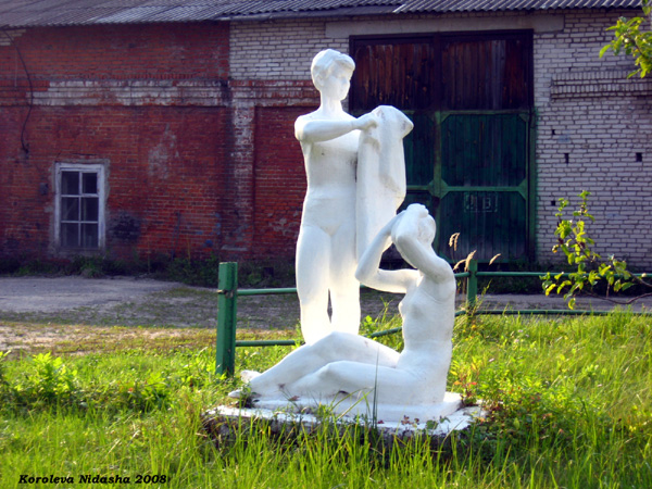 скульптурная группа на территории Первомайцской фабрики в Судогодском районе Владимирской области фото vgv
