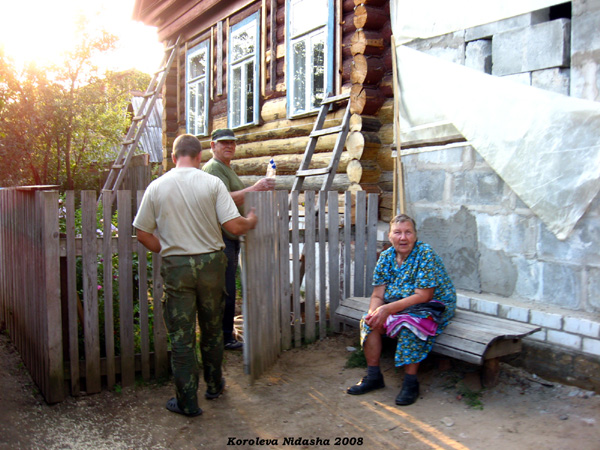 Жители дома 76 по улице Краснознаменная в Судогде фоне своего дома 2088 год в Судогодском районе Владимирской области фото vgv