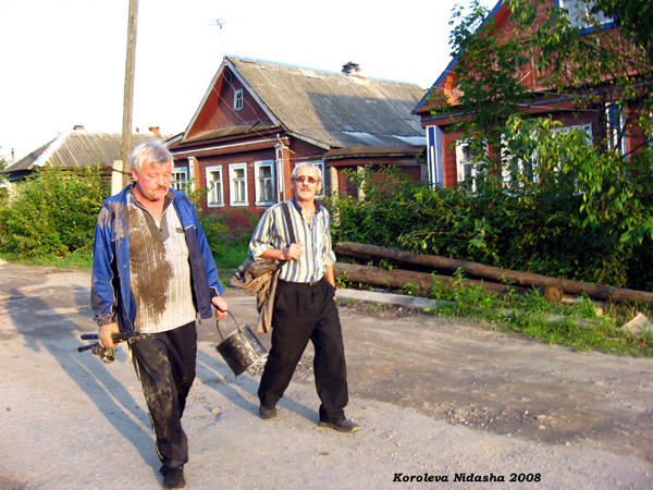 Люди на улице Октябрьской в Судогодском районе Владимирской области фото vgv