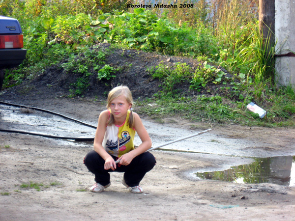 Девочка у дома 2 на ул. Текстильщиков в Судогодском районе Владимирской области фото vgv
