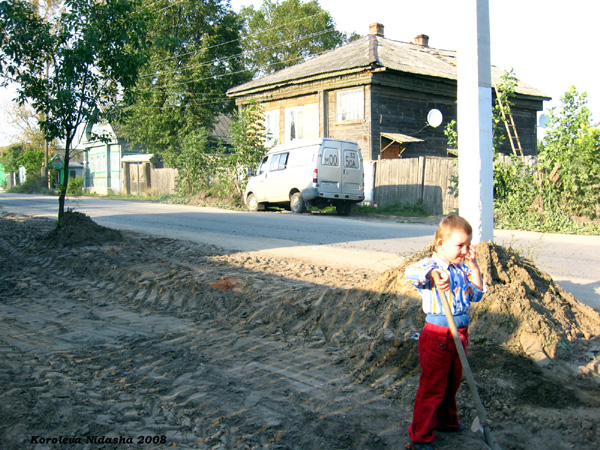 малыш у дома на раскопках в Судогодском районе Владимирской области фото vgv