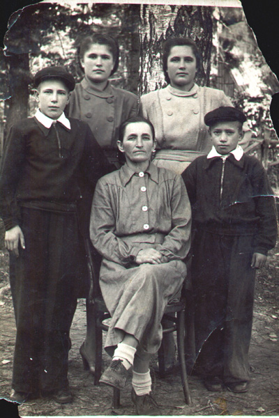 Семья Новиковых из с. Муромцево 1950 г. в Судогодском районе Владимирской области фото vgv