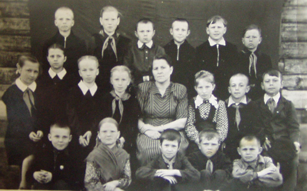 Школьники из д.Натальинка у школы в Чамерево 1946г. в Судогодском районе Владимирской области фото vgv