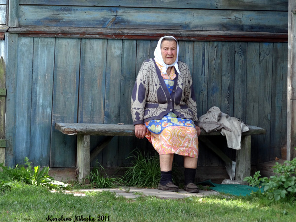 Бабушка на лавочке в деревне Кашманово в Судогодском районе Владимирской области фото vgv