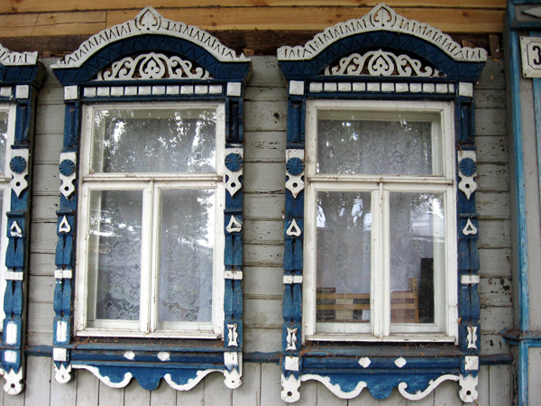 дом 40 по улице Ленина в Суздале с красивыми резными деревянными наличниками
