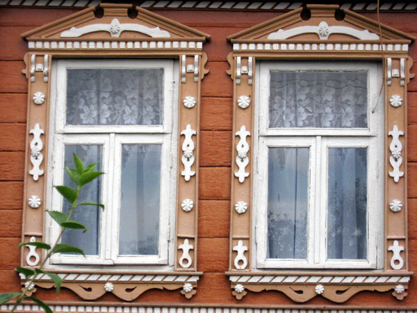 деревянные резные наличники дома 7 на улице Октябрьской в Суздале в Суздальском районе Владимирской области фото vgv