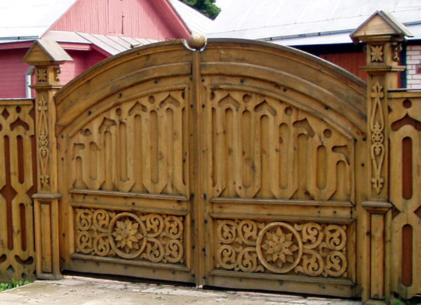 Деревянные резные ворота на Васильевской 34 в Суздальском районе Владимирской области фото vgv
