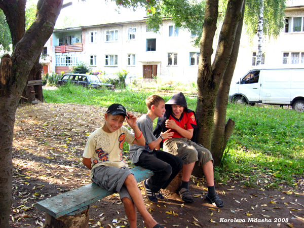 Молодое поколение у своего дома 6 по улице Советская в Суздале август 2008 в Суздальском районе Владимирской области фото vgv