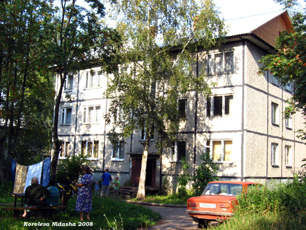 11 дом по улице Советский в Суздале и его жители во дворе в августе 2008 года в Суздальском районе Владимирской области фото vgv