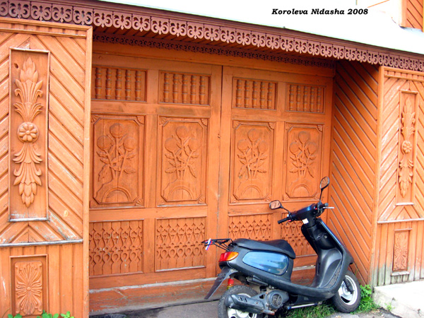 красивые деревянные ворота у дома 5 на Торговой площади в Суздальском районе Владимирской области фото vgv