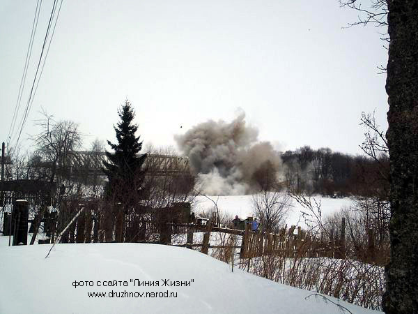 Взрыв старого моста через реку Нерль 19 марта 2005 года в Суздальском районе Владимирской области фото vgv