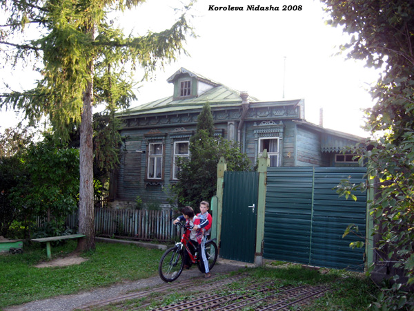 водосточная труба на Первомайской 4 в Боголюбово в Суздальском районе Владимирской области фото vgv